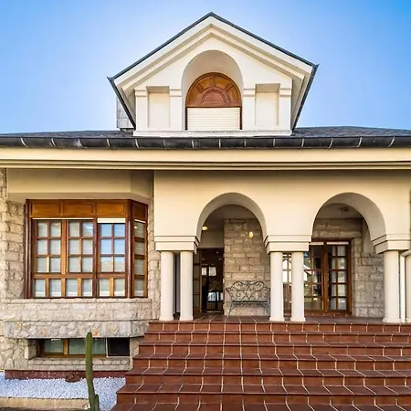 Con Jardin Junto A La Playa De Berria