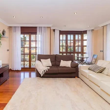 Con Jardin Junto A La Playa De Berria