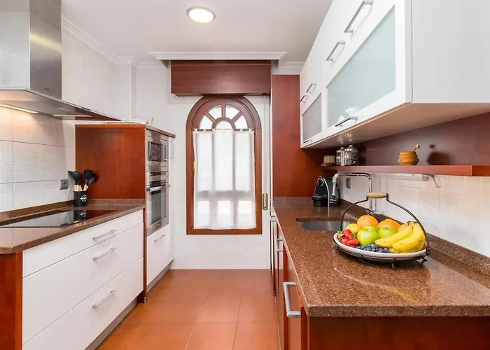 Con Jardin Junto A La Playa De Berria 別荘