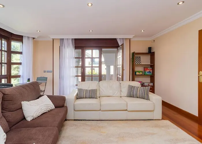 Con Jardin Junto A La Playa De Berria