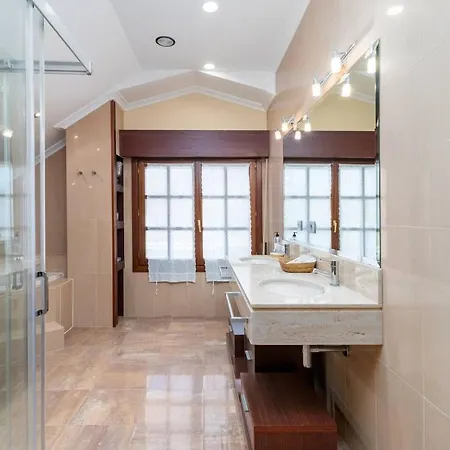 Con Jardin Junto A La Playa De Berria Hébergement de vacances Santoña