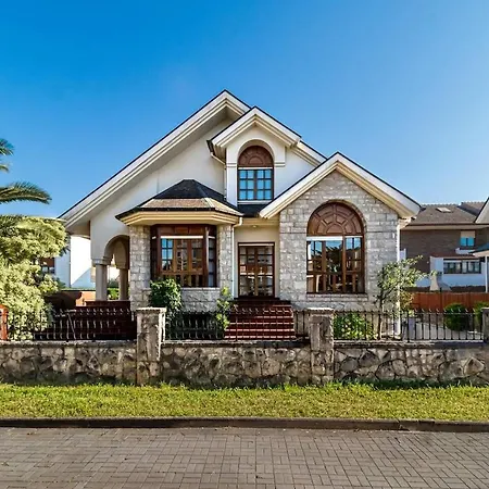 Con Jardin Junto A La Playa De Berria Santoña