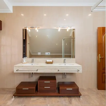 Con Jardin Junto A La Playa De Berria *