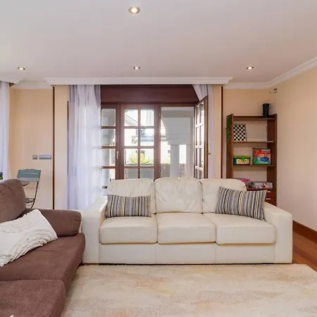 Con Jardin Junto A La Playa De Berria