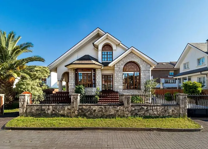 Con Jardin Junto A La Playa De Berria Santoña